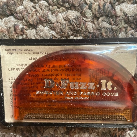 D.Fuzz It sweater and fabric comb - Picture 1 of 5